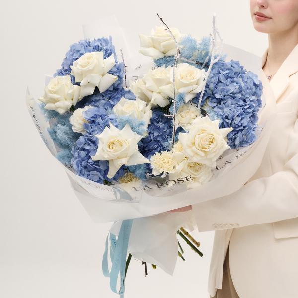 Букет Букет в голубых оттенках с гортензией и аспарагусом купить в Москве