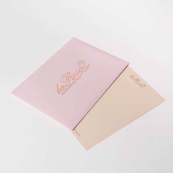Открытка в светло-розовом конверте