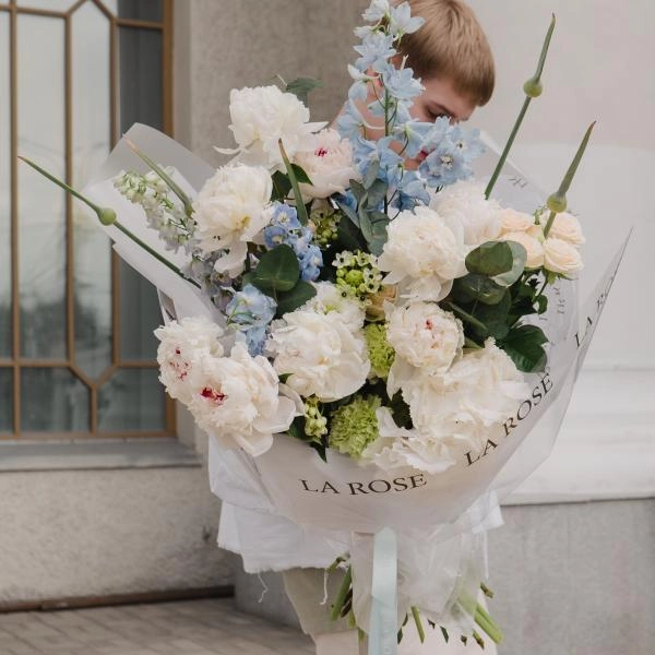 Букет Букет с пионами и дельфиниумом купить в Москве