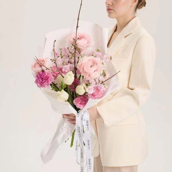 Букет Весенний букет из тюльпанов с цветущими ветками купить в Москве