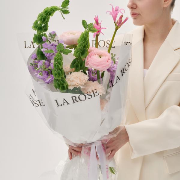 Букет Авторский букет с ранункулюсами и молюцеллой купить в Москве