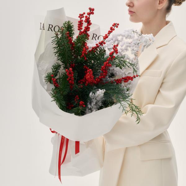 Новогодний букет с заснеженным аспарагусом и ягодами купить в Москве