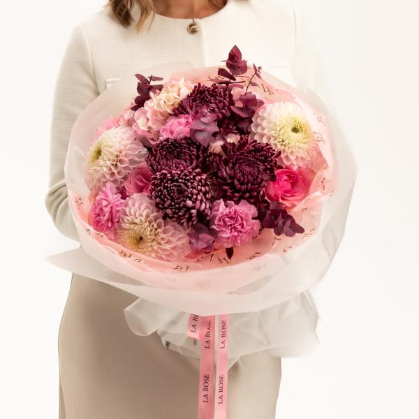 Букет Букет с нежными георгинами и хризантемой Бигуди купить в Москве