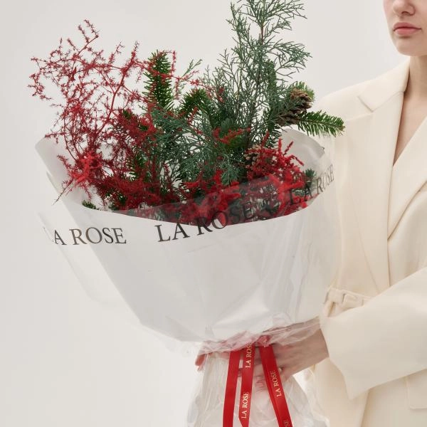 Зимний букет из хвои с красным аспарагусом купить в Москве