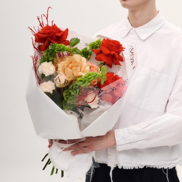 Букет Авторский букет с розами и молюцеллой купить в Москве