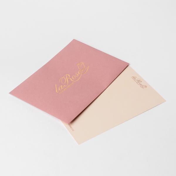 Открытка в пыльно-розовом конверте