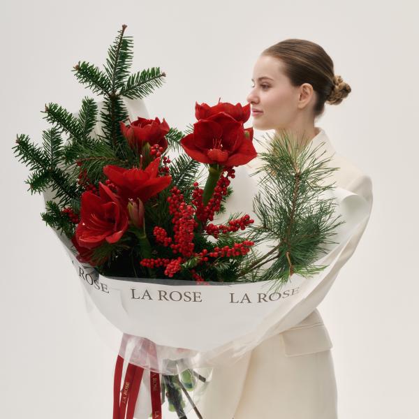 Рождественский букет с сосной и красными амарилиссами купить в Москве