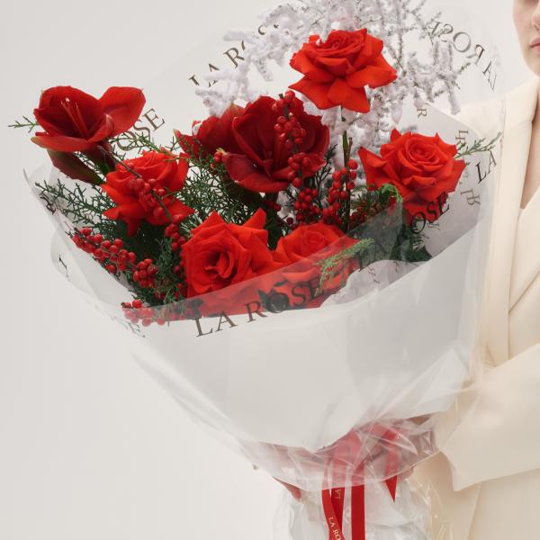 Рождественский букет с сосной и красными амарилиссами купить в Москве