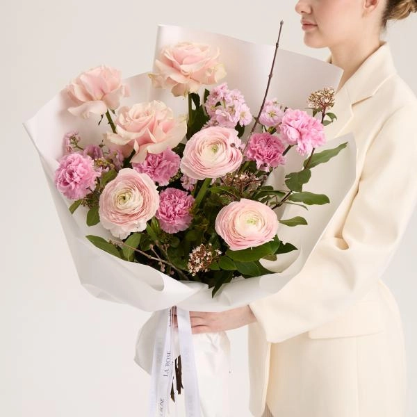 Букет Розовый букет с ранункулюсами и гвоздикой купить в Москве