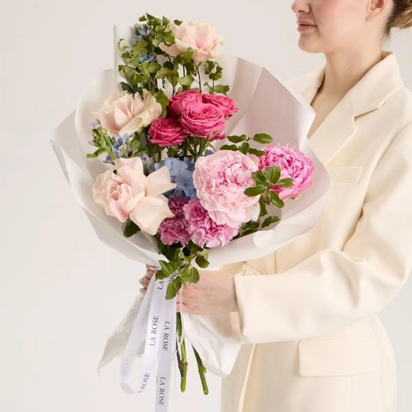 Букет Яркий букет с пионами и розами купить в Москве