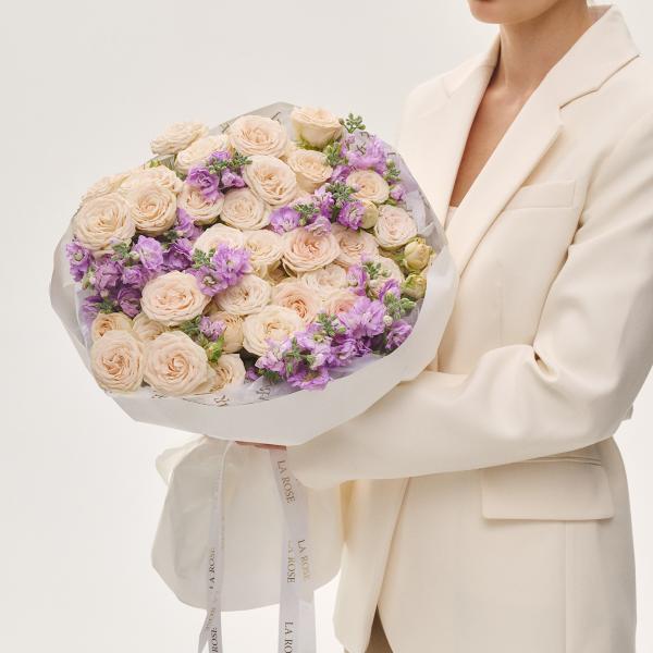 Дуобукет из кустовой розы Sophie с левкоем Букет Дуобукет из кустовой розы Sophie с левкоем купить в Москве