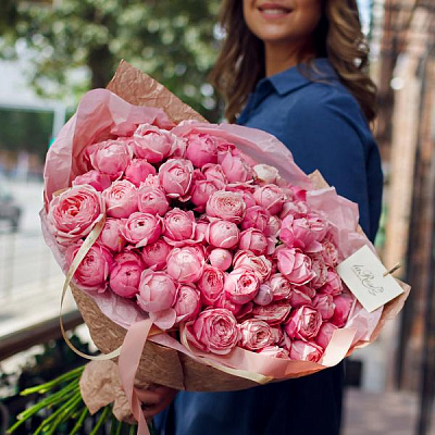 Пионовидная кустовая розовая роза купить в Москве
