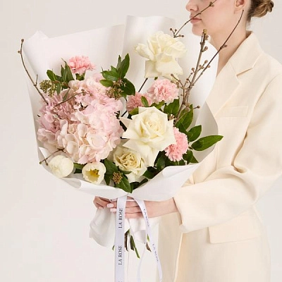 Букет с французской розой и тюльпанами