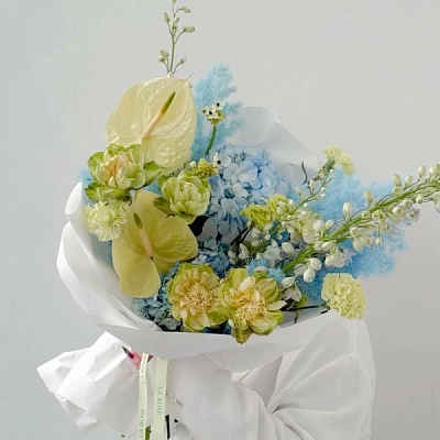 Букет с антуриумом и дельфиниумом