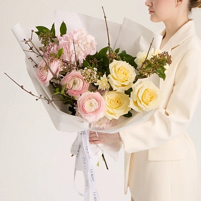 Весенний букет с ранункулюсами