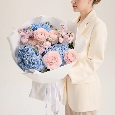 Ароматный букет с левкоем и ранункулюсами