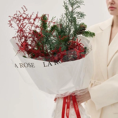 Зимний букет из хвои с красным аспарагусом