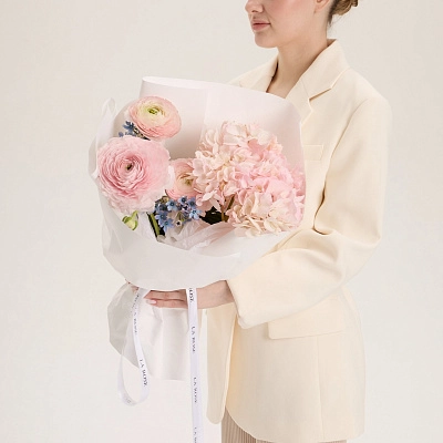 Нежный букет с гортензией и оксипеталумом 