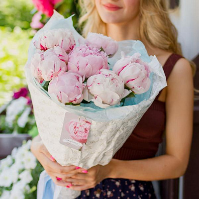 Букет нежно-розовых пионов купить в Москве