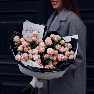 Кремовая кустовая роза сорта Bombastic купить в Москве