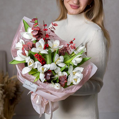 Букет Букет из тюльпанов с илексом купить в Москве