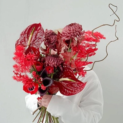 Букет с антуриумом и хризантемой