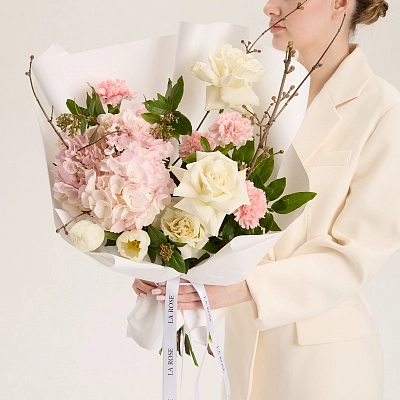 Букет с французской розой и тюльпанами