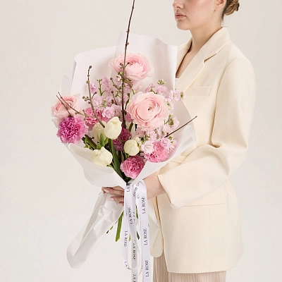 Весенний букет из тюльпанов с цветущими ветками